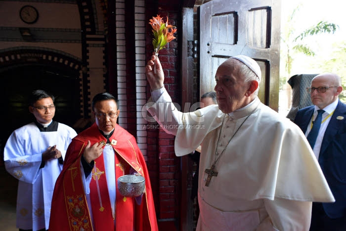 Voyage apostolique du pape François en Birmanie. Messe, cath. Ste Marie à Rangoun