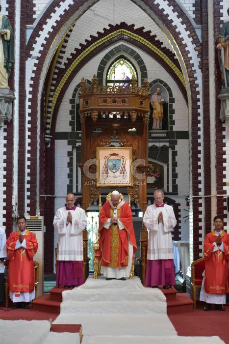 Voyage apostolique du pape François en Birmanie. Messe, cath. Ste Marie à Rangoun