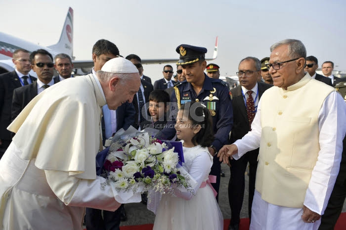 Voyage apostolique du pape François en Bangladesh. Arrivée à l'aéroport.