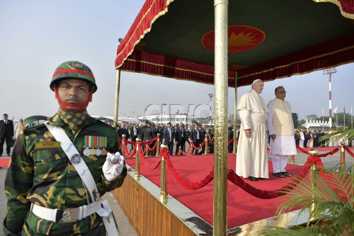 Voyage apostolique du pape François en Bangladesh. Accueilli par le président Abdul HAMID.