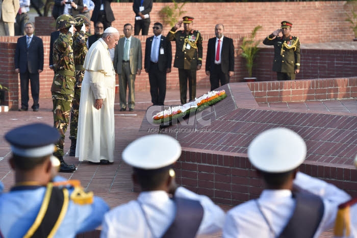 Voyage apostolique du pape François en Bangladesh. Pape au Mémorial des martyrs à Savar