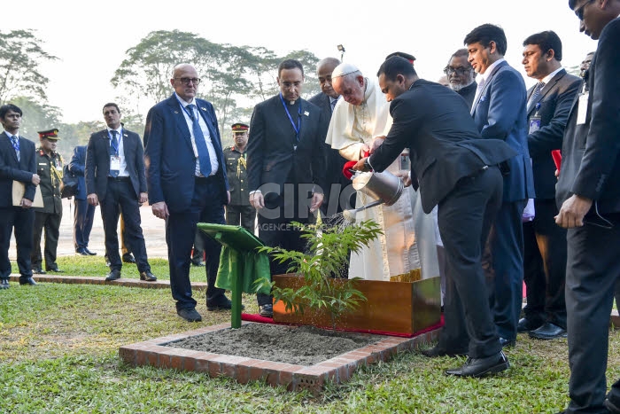 Voyage apostolique du pape François en Bangladesh. Pape au Mémorial des martyrs à Savar