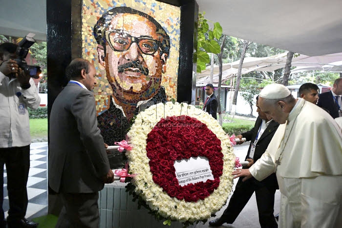 Voyage apostolique du pape François en Bangladesh. Le pape et effigie de Sheikh Mujibur RAHMAN