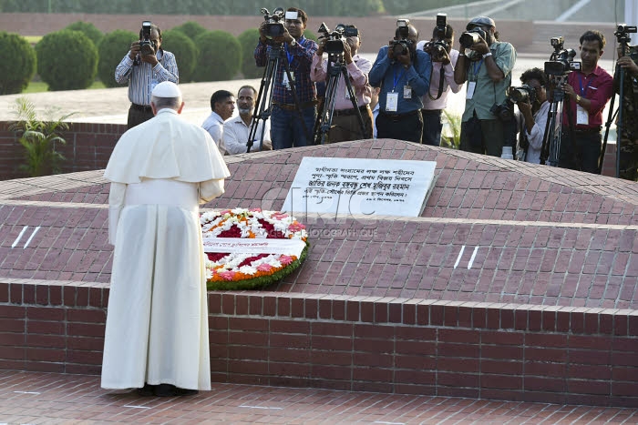 Voyage apostolique du pape François en Bangladesh. Pape au Mémorial des martyrs à Savar