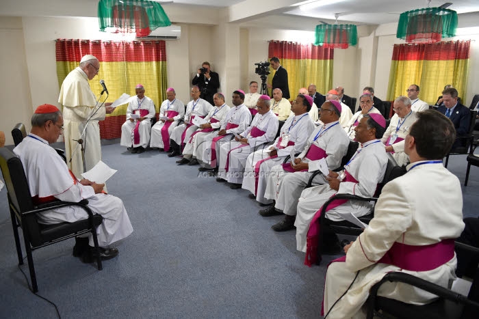 Voyage apostolique du pape François en Bangladesh. Le pape et les évêques du Bangladesh