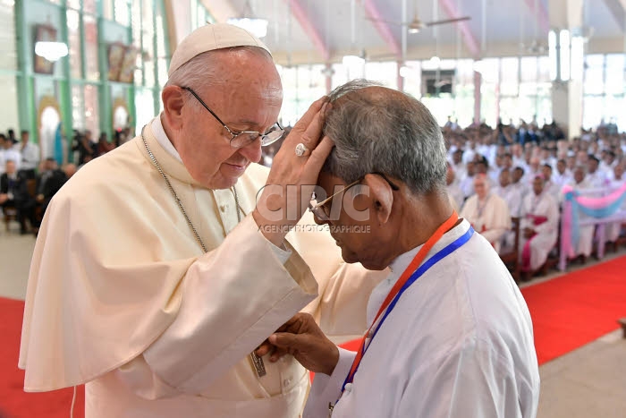Voyage apostolique du pape François en Bangladesh. Rencontre avec des prêtres, religieux et religieuses à Dacca