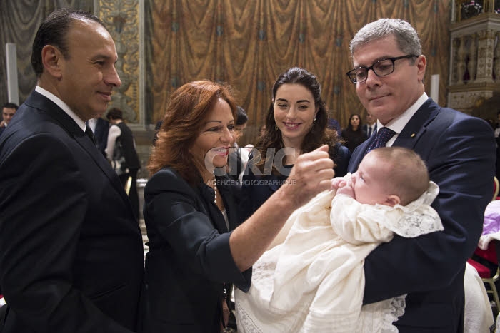 Famille lors du baptême d'un nouveau-né, chapelle Sixtine au Vatican.