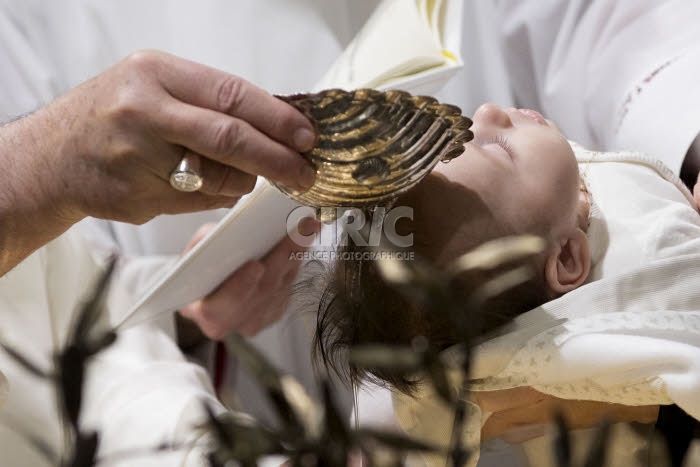 Le Pape baptise un nouveau-né, chapelle Sixtine au Vatican.