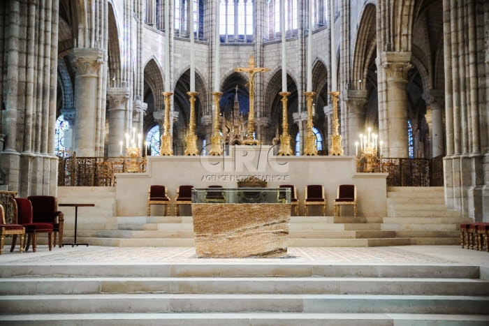 Messe de consécration du nouvel autel de la basilique Saint-Denis.