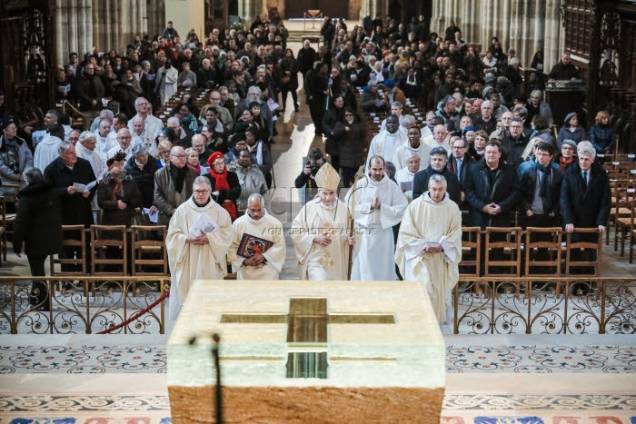 Messe de consécration du nouvel autel de la basilique Saint-Denis.