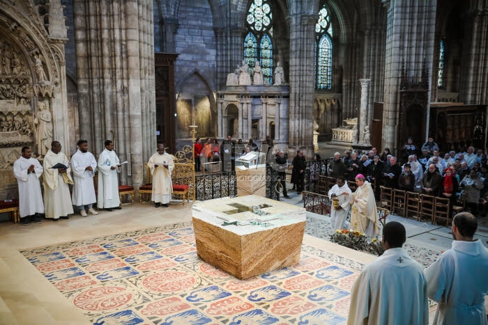 Messe de consécration du nouvel autel de la basilique Saint-Denis.