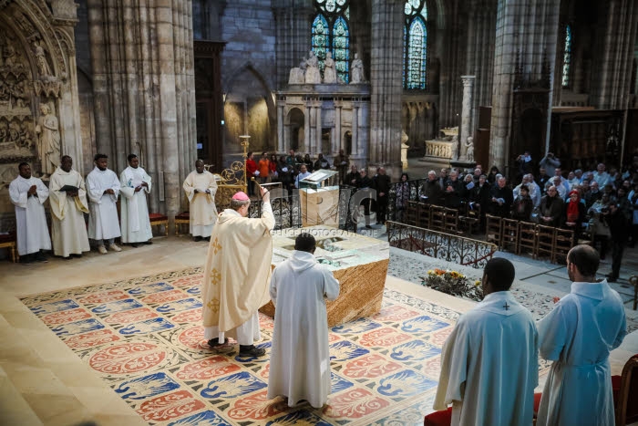 Messe de consécration du nouvel autel de la basilique Saint-Denis.