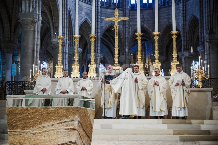 Messe de consécration du nouvel autel de la basilique Saint-Denis.