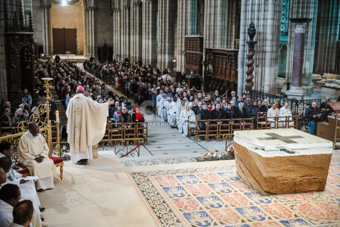 Messe de consécration du nouvel autel de la basilique Saint-Denis.