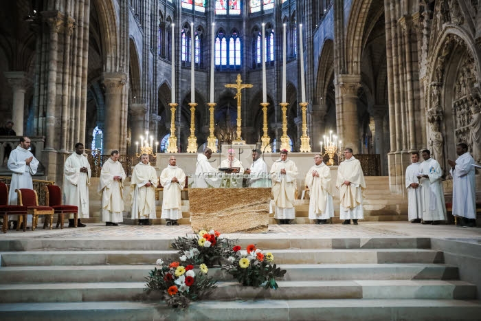 Messe de consécration du nouvel autel de la basilique Saint-Denis.
