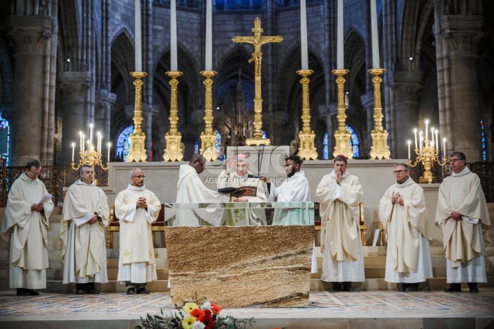 Messe de consécration du nouvel autel de la basilique Saint-Denis.
