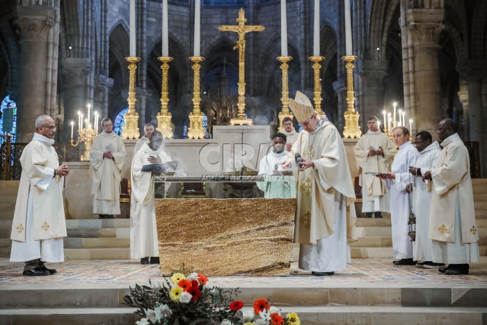 Messe de consécration du nouvel autel de la basilique Saint-Denis.