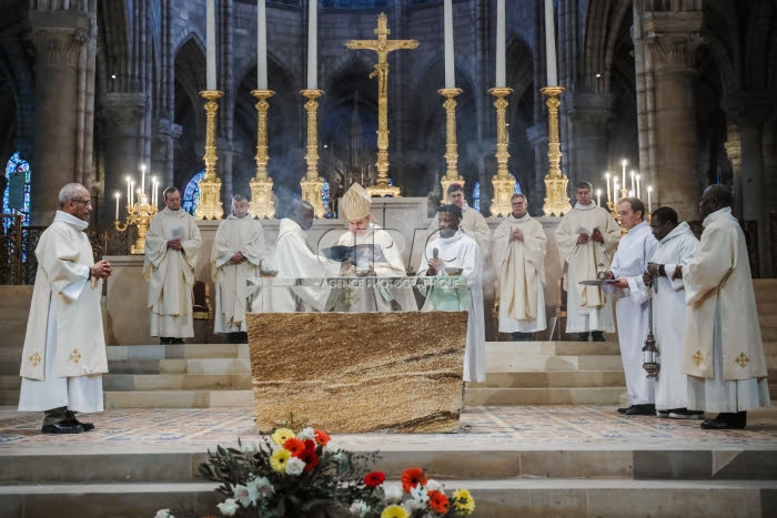 Messe de consécration du nouvel autel de la basilique Saint-Denis.