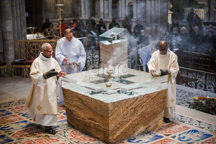 Messe de consécration du nouvel autel de la basilique Saint-Denis.