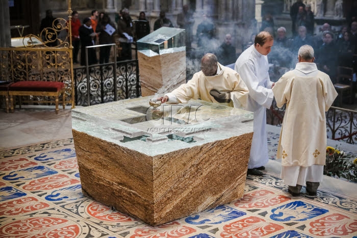 Messe de consécration du nouvel autel de la basilique Saint-Denis.
