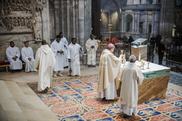Messe de consécration du nouvel autel de la basilique Saint-Denis.