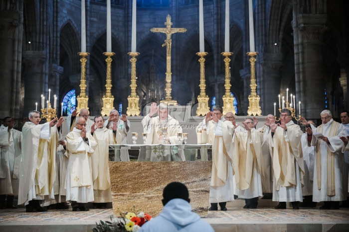 Messe de consécration du nouvel autel de la basilique Saint-Denis.