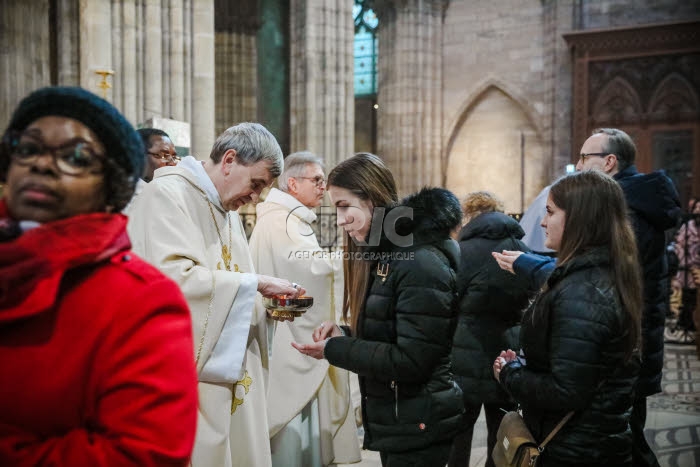 Messe de consécration du nouvel autel de la basilique Saint-Denis.