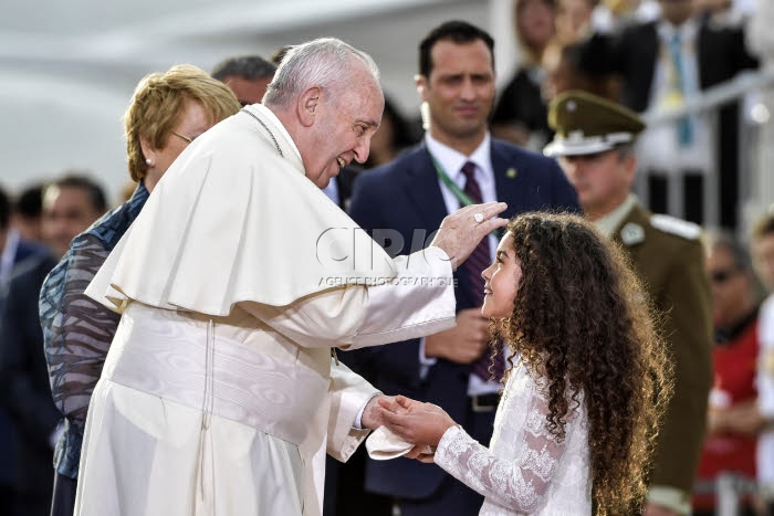 Voyage apostolique du pape François au Chili. Le pape bénissant une petite fille