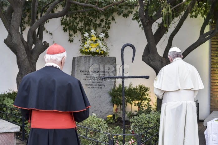 Voyage apostolique du pape François au Chili. Le pape prie sur la tombe de Mgr ALVER.