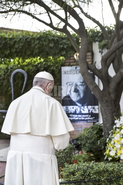 Voyage apostolique du pape François au Chili. Le pape prie sur la tombe de Mgr ALVER.