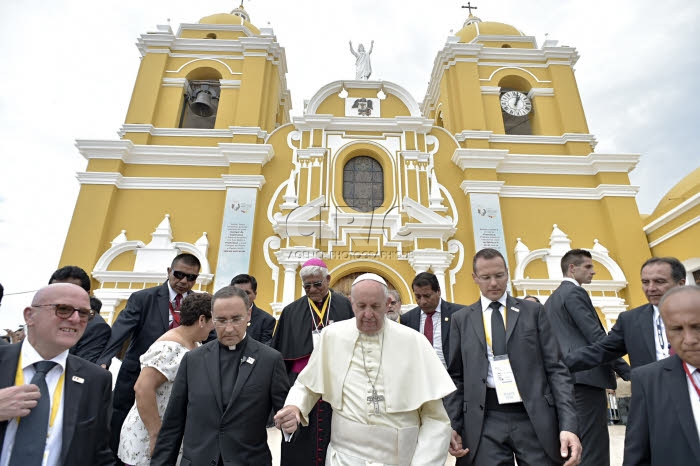 Voyage apostolique du pape François au Pérou. Le pape devant la cathédrale de Trujillo