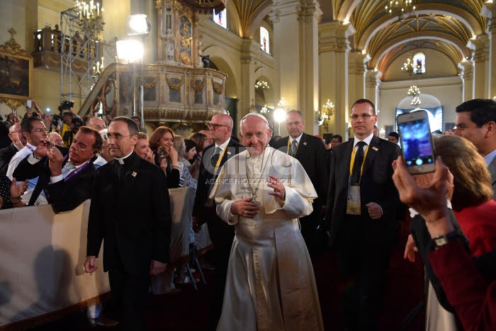 Voyage apostolique du pape François au Pérou. Le pape François dans la cathédrale de Lima.
