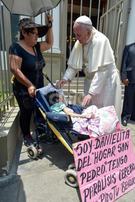 Voyage apostolique du pape François au Pérou. Le pape bénissant un enfant malade