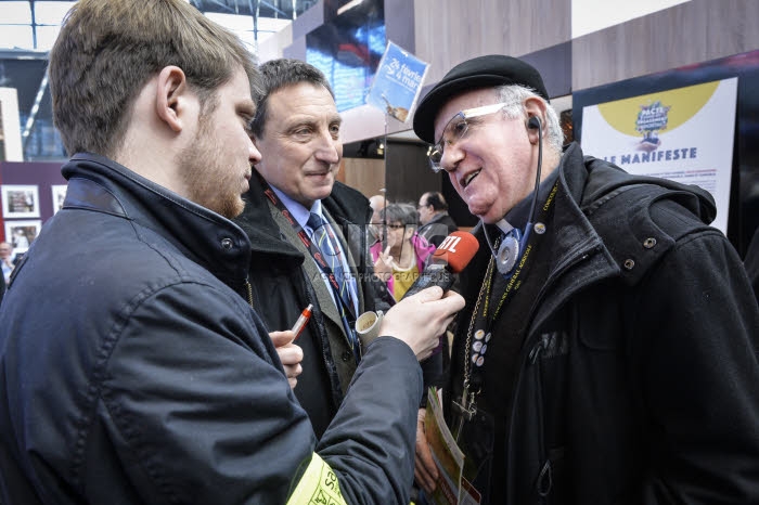 Evêques français au salon de l'agriculture à Paris.