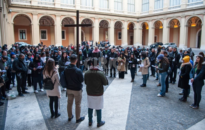 Chemin de croix réunissant les participants au pré-synode des jeunes à Rome.