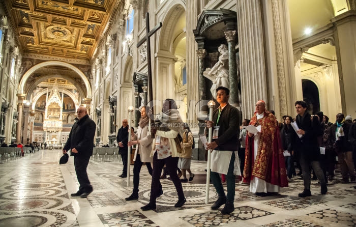 Chemin de croix réunissant les participants au pré-synode des jeunes à Rome.