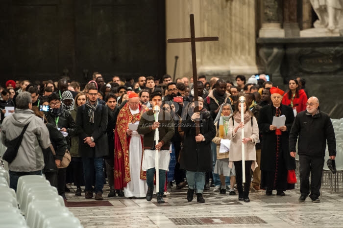 Chemin de croix réunissant les participants au pré-synode des jeunes à Rome.