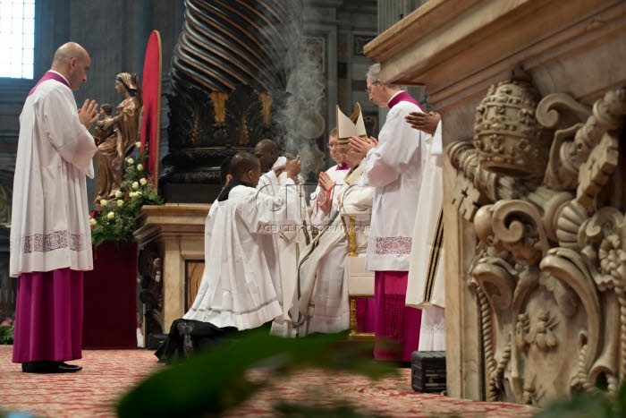 Jeudi Saint. Messe Chrismale en la basilique St Pierre au Vatican.