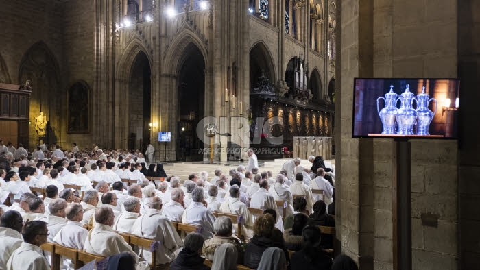 Messe Chrismale célébrée en la cathédrale Notre Dame à Paris.