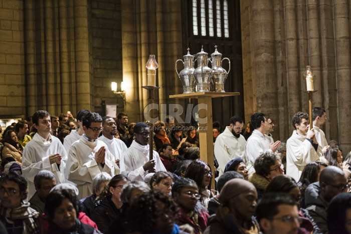 Messe Chrismale célébrée en la cathédrale Notre Dame à Paris.