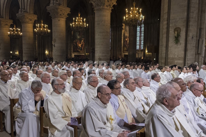 Messe Chrismale célébrée en la cathédrale Notre Dame à Paris.