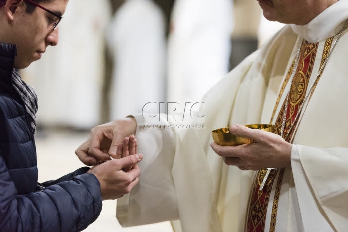 Messe Chrismale célébrée en la cathédrale Notre Dame à Paris.