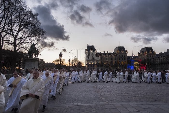Messe Chrismale célébrée en la cathédrale Notre Dame à Paris.