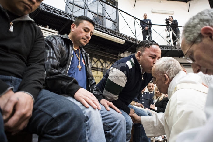 Jeudi saint. Le pape lave les pieds de prisonniers de Regina Coelien à Rome.