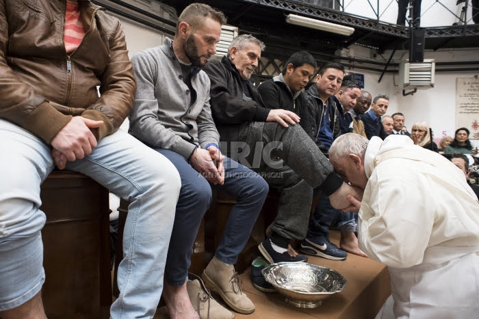 Jeudi saint. Le pape lave les pieds de prisonniers de Regina Coelien à Rome.