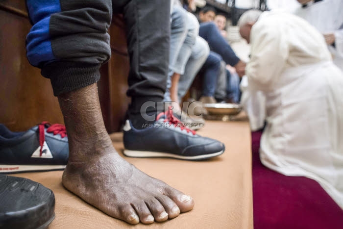 Jeudi saint. Le pape lave les pieds de prisonniers de Regina Coelien à Rome.