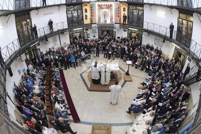 Jeudi saint. Le pape lave célèbre la messe dans la prison de Regina Coelien à Rome.