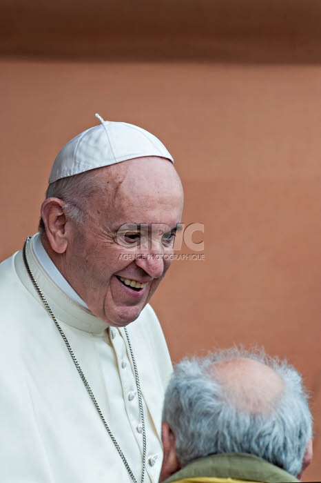Le Pape François souriant à un homme agé.
