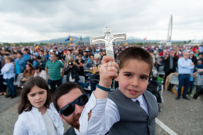 Membres du Chemin néocatéchuménal, petit garçon brandissant un crucifix.