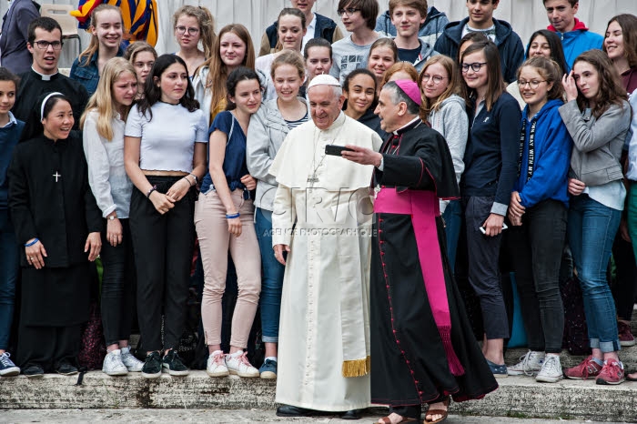 Le pape François, Mgr. Dominique LEBRUN et un groupe de jeunes.